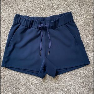 Lululemon navy blue shorts with two side pockets and drawstring 4
